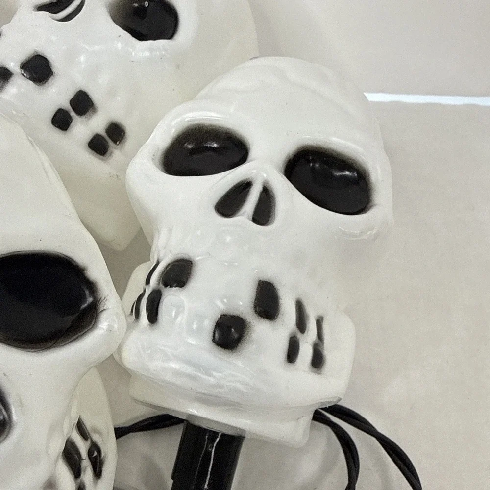 VTG Skelton Blow Mold‎ Lights 5 Skulls- Corded